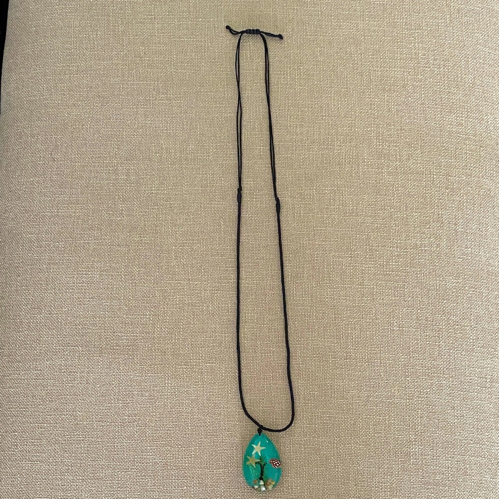NWOT Seashore Adjustable Strand Resin Pendant Necklace
